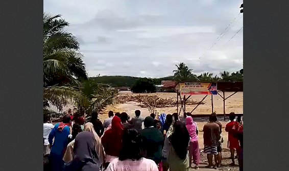 Detik-detik putusnya jembatan gantung di Muratara . (Tangkapan Layar)