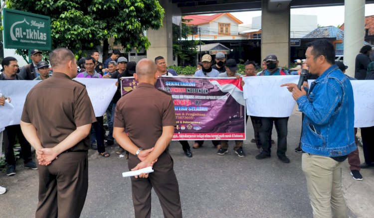 Puluhan massa pegiat anti korupsi menggelar aksi di depan kantor Kejaksaan Negeri (Kejari) Palembang/ist
