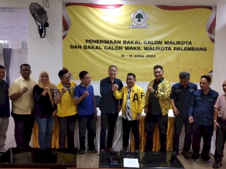 Tim Fitrianti Agustinda bersama panitia pendaftaran bakal calon walikota dan wakil walikota Palembang Partai Golkar. (dudi oskandar/rmolsumsel.id)