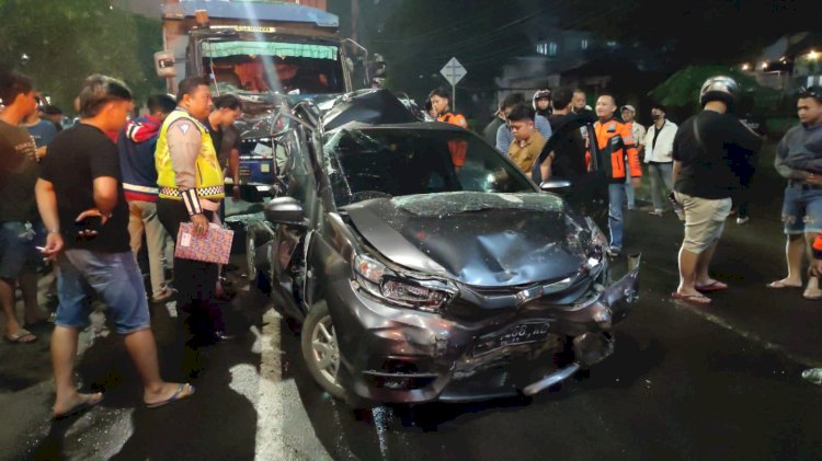 Kondisi mobil Honda Brio yang ringsek berat dalam kecelakaan beruntun di Jalan Demang Lebar Daun Palembang. (Fauzi/RMOLSumsel.id)