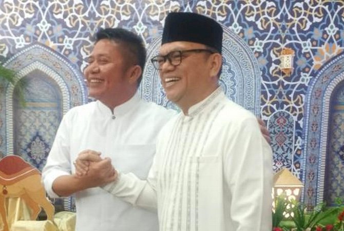 Mantan Gubernur Sumsel Herman Deru salam komando dengan Joncik Muhammad dalam sebuah acara di bulan ramadhan beberapa waktu lalu/ist