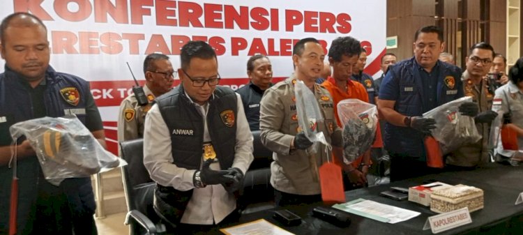 Pers rilis ungkap kasus pembunuhan ibu dan anak yang terjadi di Jalan Macan Lindungan, Kelurahan Bukit Baru, Kecamatan IB I Palembang.(Denny Pratama/RMOLSumsel.id)