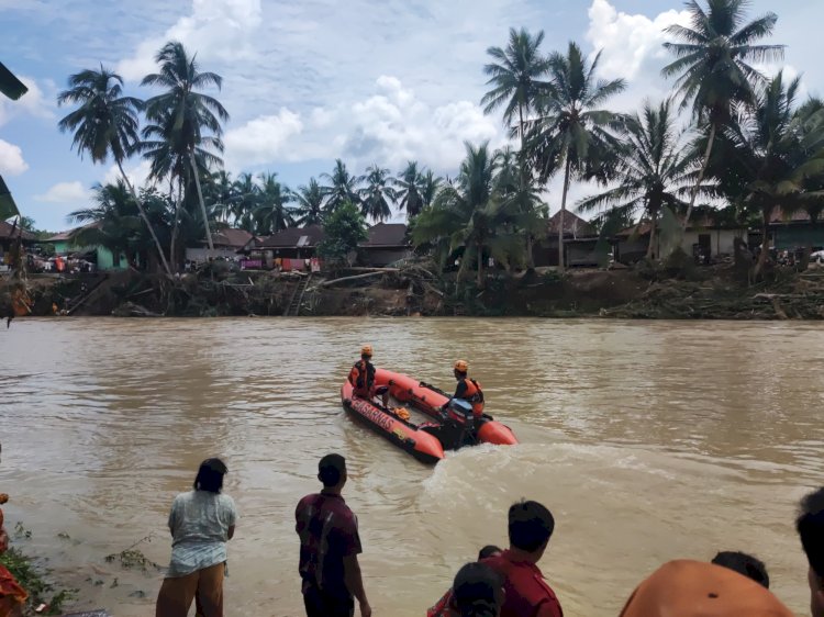 Proses pencarian korban hanyut di wilayah Karang Jaya, Kabupaten Muratara oleh Basarnas. (Handout)
