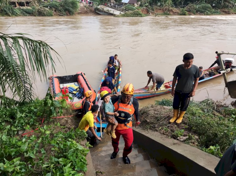 Tagana Lubuklinggau ikut melakukan membantu proses evakuasi pasca banjir bandang di Karang Jaya, Muratara. (Handout)