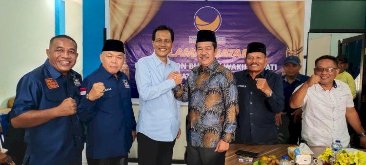 Edison dan Mat Kasrun saat foto bersama jajaran pengurus DPD Nasdem Muara Enim. (ist/rmolsumsel.id)