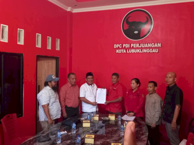Hendri Almawijaya mengambil formulir pendaftaran Pilwako di kantor DPC PDIP Lubuklingau/ist