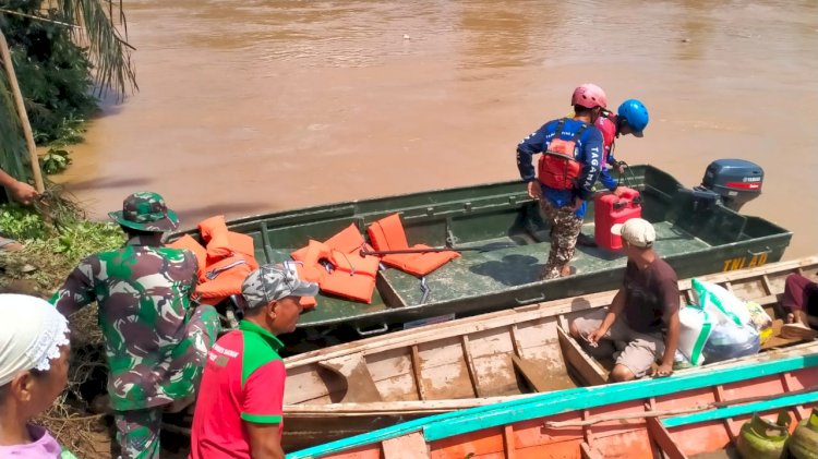 Tagana Lubuklinggau ikut melakukan membantu proses evakuasi pasca banjir bandang di Karang Jaya, Muratara. (Handout)