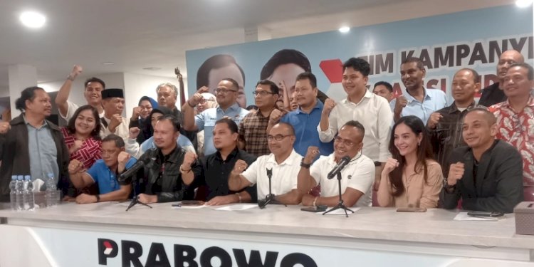 Komandan Relawan Prabowo-Gibran, Haris Rusly Moti bersama simpul relawan di Sekretariat Bersama Relawan Prabowo Gibran, Palmerah, Jakarta Barat, Rabu (17/4)/RMOL