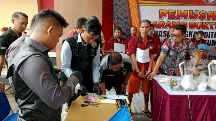  Pemusnahan barang bukti sabu dan pil ekstasi yang dilakukan Direktorat Reserse Narkoba Polda Sumsel . (Fauzi/RMOLSumsel.id)