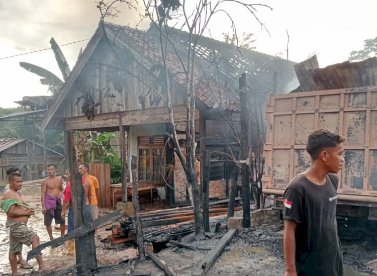Rumah warga Muba yang terbakar akibat dihantam angkutan minyak ilegal. (ist/rmolsumsel.id)