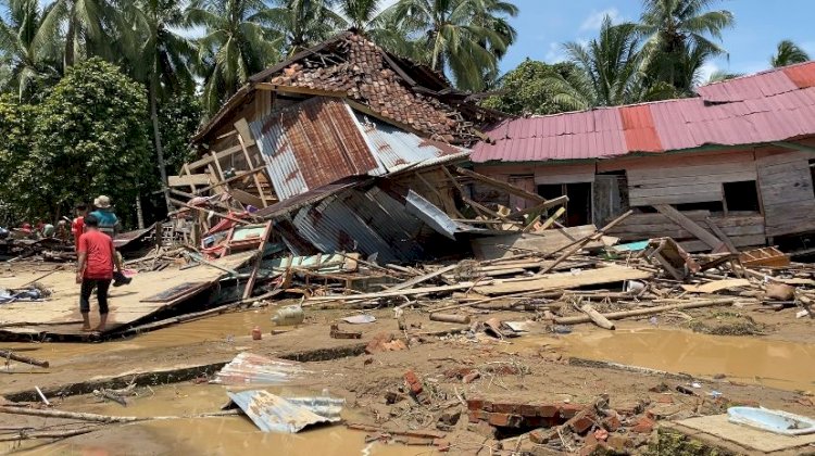 Rumah warga di Muratara roboh setelah terhempas oleh banjir bandang. (Handout)