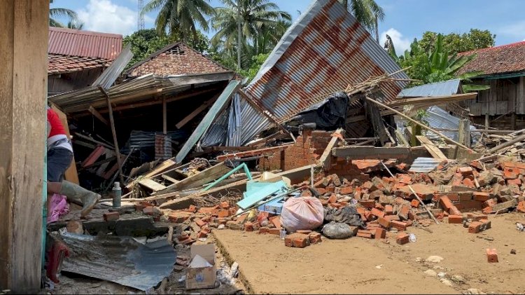 Puing dan barang warga berserakan disapu banjir bandang di wilayah Kecamatan Karang Jaya, Kabupaten Muratara. (Handout)