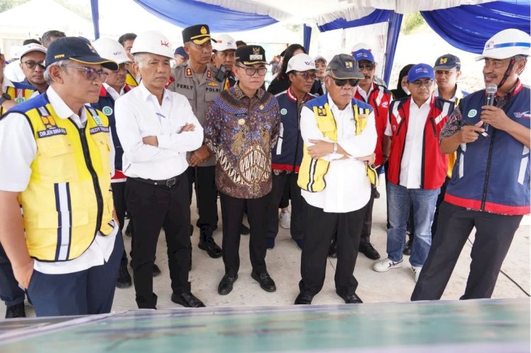 Menteri Pekerjaan Umum dan Perumahan Rakyat (PUPR) RI, Basuki Hadimuljono, didampingi Penjabat Bupati Banyuasin, Hani Syopiar Rustam, melakukan tinjauan langsung di Jalan Tol Trans Sumatera/ist