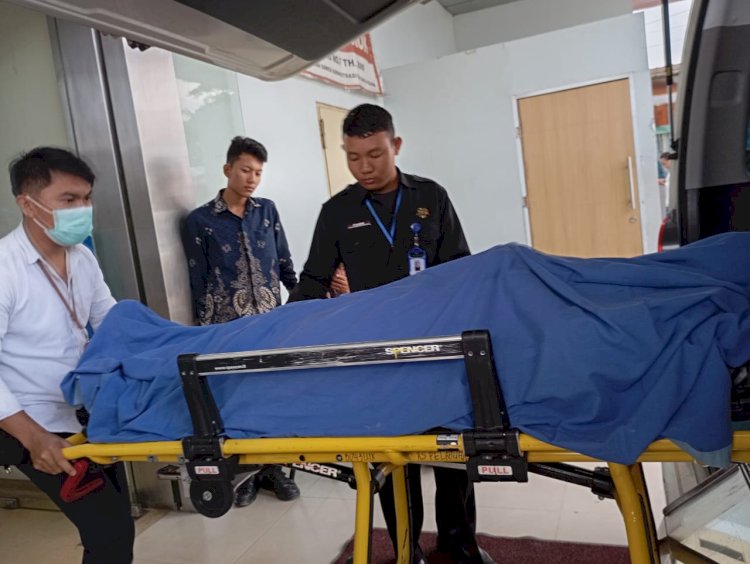 Jenazah pelajar SMP korban lakalantas saat dibawa ke kamar Jenazah Rumah Sakit Mohammad Hoesin Palembang . (Fauzi/RMOLSumsel.id)