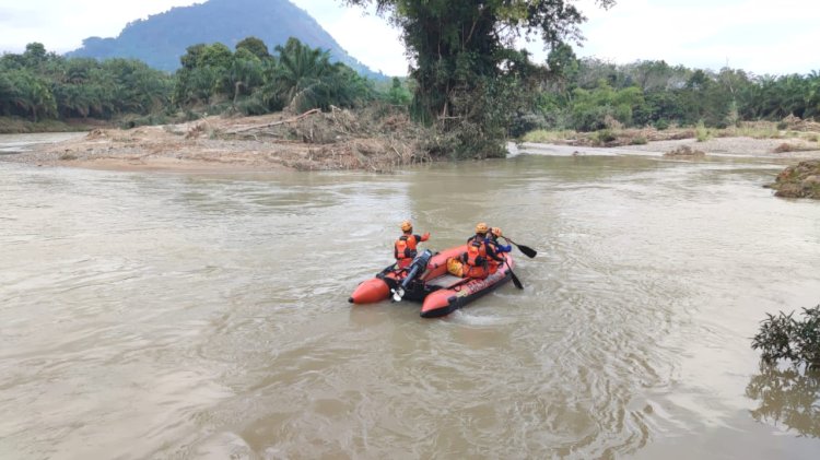 Basarnas evakuasi korban banjir bandang di Muratara, Sumatera Selatan, Jumat (19/4). (Handout)