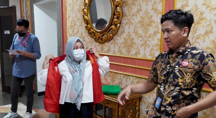 Penyidik Pidana Khusus Kejaksaan Tinggi (Kejati) Sumsel melakukan Tahap II atau penyerahan tersangka dan barang bukti atas nama tersangka berinisial EM/Foto:Penkum Kejati Sumsel