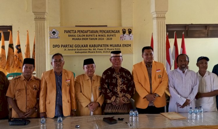 Mantan Pj. Sekda Muara Enim, Riswandar didampingi tim pemenangan ambil formulir pendaftaran bakal calon Bupati Muara Enim ke kantor DPD Golkar Muara Enim/Foto:Noviansyah