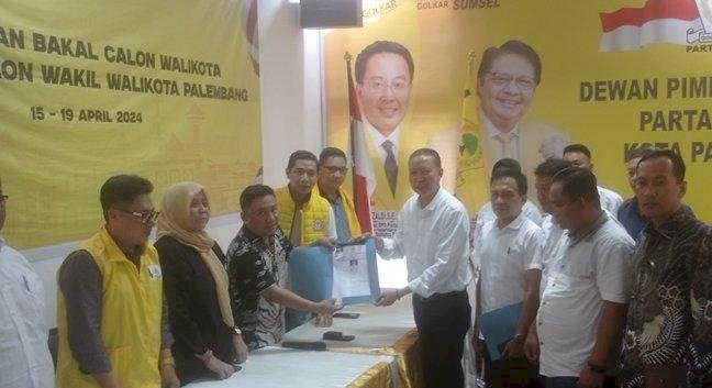 Mantan Wakil Walikota Palembang Fitrianti Agustinda, merupakan sosok pertama Bakal Calon (Balon) Walikota pertama, yang mengembalikan berkas pendaftaran Balon Walikota dan Wakil Walikota di Partai Golkar/ist