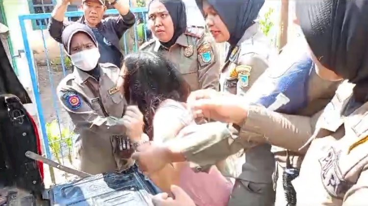 Salah seorang wanita tampak histeris saat diamankan petugas Sat Pol PP Ogan Ilir. (repro/rmolsumsel.id)