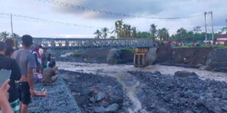 Kondisi pondasi jembatan yang terkikis aliran lahar dingin di Kabupaten Lumajang, Jawa Timur (19/4)/Ist