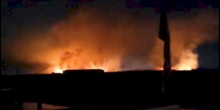 Tangkapan layar video dari media sosial yang memperlihatkan kebakaran setelah serangan udara menghantam pangkalan militer Irak/Net