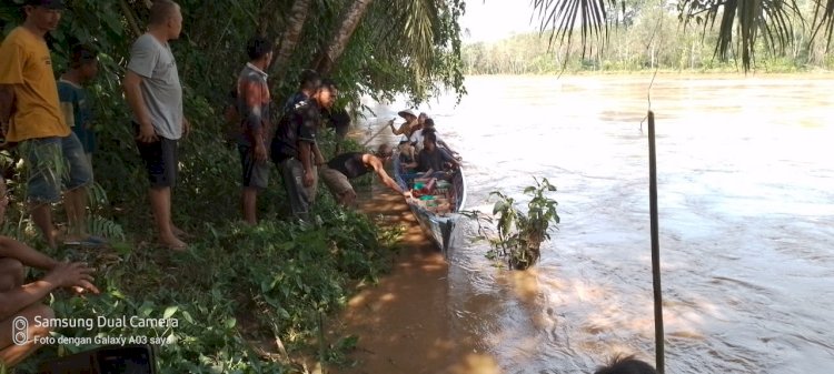 Perahu yang ditumpangi tiga orang terbalik di Sungai Rawas, Kecamatan Rawas Ulu, Kabupaten Muratara/ist