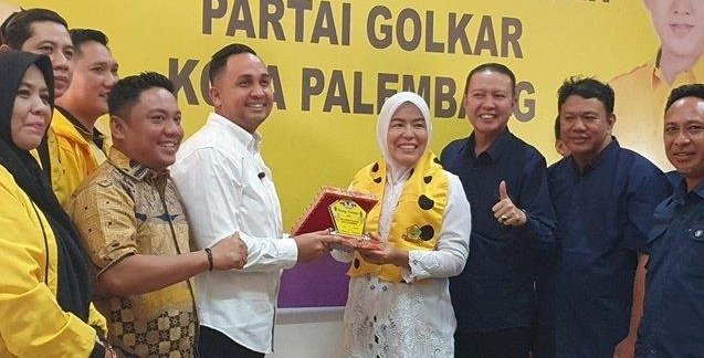 Bakal calon Walikota Palembang, Fitrianti Agustinda  saat mengembalikan   formulir pendaftaran Balon Walikota, Sabtu (20/4). (ist/rmolsumsel.id)
