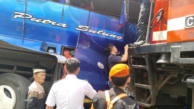 Kondisi bus yang ditabrak kereta penumpang. (ist/rmolsumsel.id) 