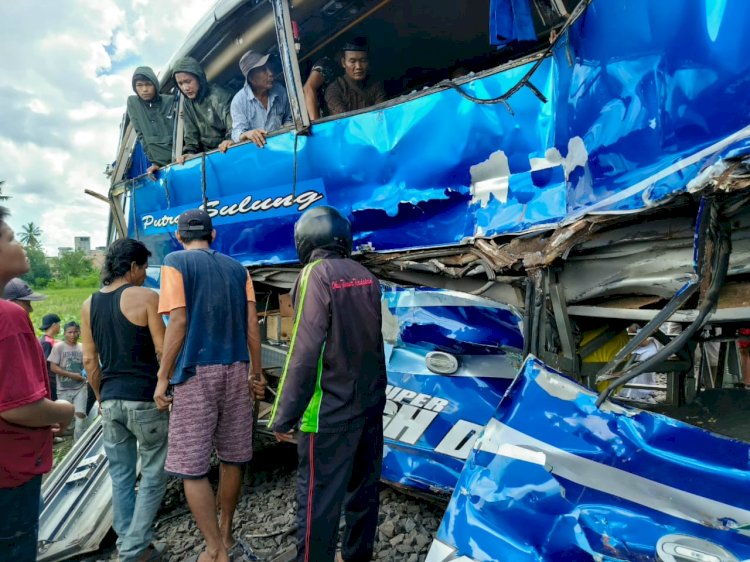 Kondisi kecelakaan bus Putra Sulung yang dihantam Kereta Api saat melintas di OKU Timur. (Handout)