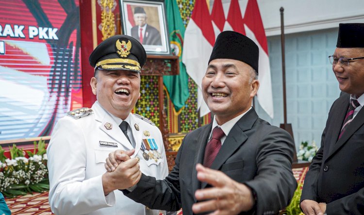 Apriyadi Mahmud (kanan) resmi mengakhiri jabatan Pj Bupati Muba dalam serahterima di Griya Agung Palembang/ist