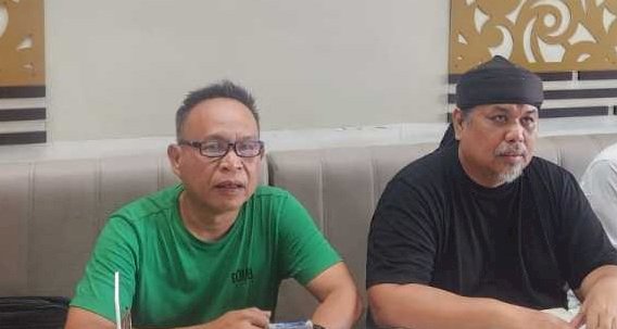 Ketua tim pemenangan Cha-Boy melalui juru bicara (Jubir), IDasril Firdaus Tanjung (menggunakan baju kaos hitam sebelah kanan) (ist/rmolsumsel.id)
