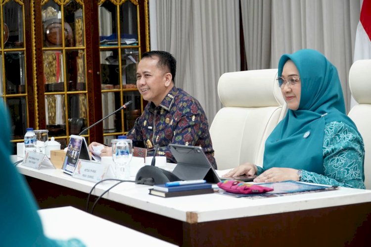 Pj Gubernur Sumsel Agus Fatoni bersama Pj Ketua TP PKK Sumsel, Tyas Fatoni saat menghadiri Webinar Tapak Songket. (ist/rmolsumsel.id)