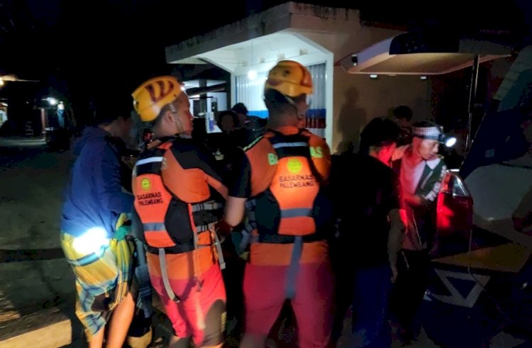 Petugas Tim Sar melakukan evakuasi terhadap korban tenggelam di Sungai Rawas.(Handout)