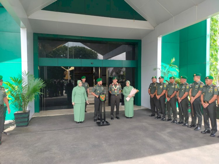 Panglima Kodam II/Sriwijaya yang baru Mayor Jenderal TNI Naudi Nurdika bersama istri melewati tradisi pedang pora saat upacara tradisi penyambutan saat upacara tradisi penyambutan di Kodam II/Sriwijaya Palembang, Senin (22/4).(ist/RMOLSumsel.id)