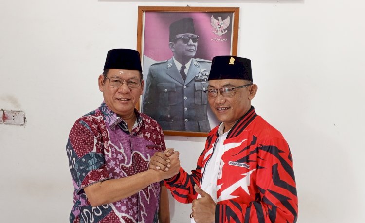 Cabup Muara Enim, Nurul Aman usai melakukan pengambilan formulir pendaftaran di kantor DPC PDI Perjuangan Muara Enim, (noviansyah/rmolsumsel.id)