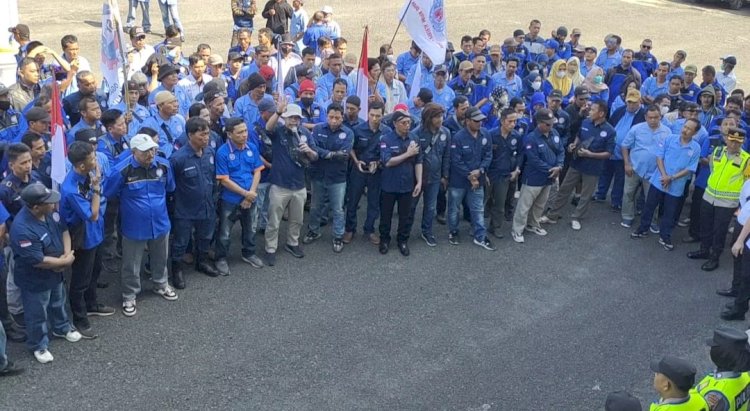 Ratusan karyawan PT Mitra Ogan menggelar aksi di Kantor DPRD OKU. Mereka mengadukan perusahaan yang sudah empat bulan belum membayar gaji/Foto:Amizon