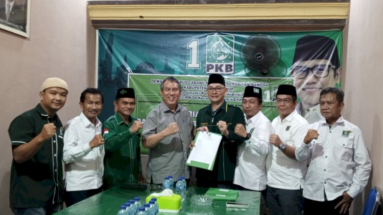 Pj Bupati Muara Enim, Ahmad Rizali terima formulir pendaftaran pencalonan Bupati Muara Enim di Kantor DPC PKB Muara Enim (Noviansyah/rmolsumsel.id)