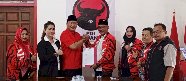 M Zulvian  terima formulir Cabup Muara Enim di kantor DPC PDI Perjuangan Muara Enim. (noviansyah/rmolsumsel.id)