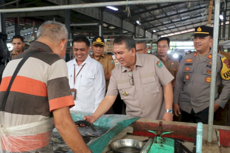 Pj Bupati Muara Enim, Ahmad Rizali saat Operasi Pasar Murah. (ist/rmolsumsel.id)