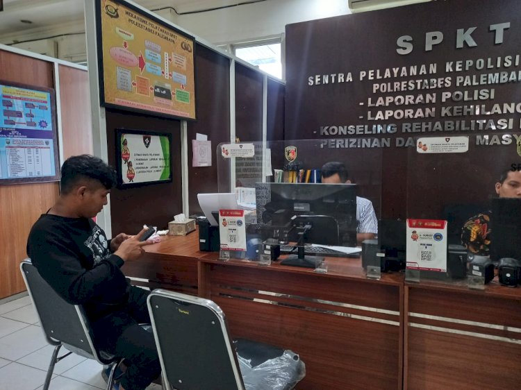 Korban Rusli saat melapor ke SPKT Polrestabes Palembang. (ist/rmolsumsel.id)
