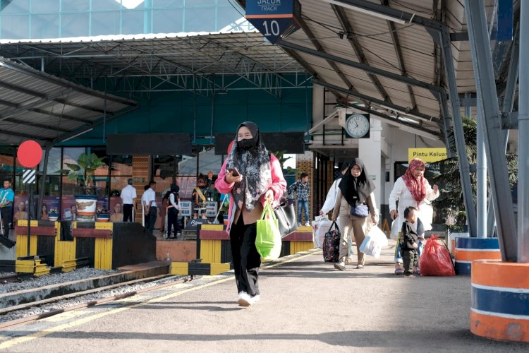 Para penumpang kereta api yang berada di stasiun Kertapati, Palembang. (dokumentasi KAI)