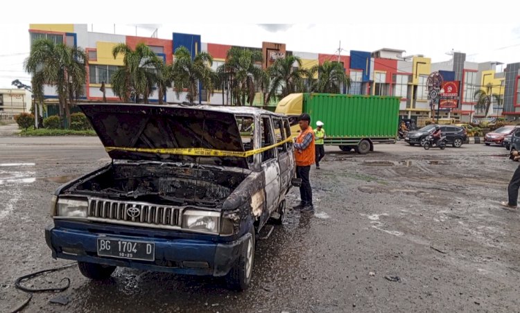 Kondisi mobil yang terbakar di SPBU Muara Enim, Sumsel. (Noviansyah/RMOLSumsel.id)