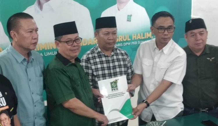 Ketua Tim Pemenangan Herman Deru, Alfrenzi Panggarbesi, saat mengambil formulir pendaftaran Bacagub Sumsel di Sekretariat DPW PKB Sumsel/Foto: Dudi Oskandar