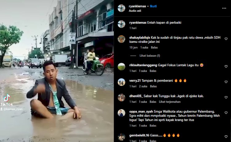 Seorang konten kreator nampak duduk dikubangan lubang jalan rusak di Palembang akibat galian dari proyek IPAL. (Tangkapan Layar Instagram@ryankiemas)