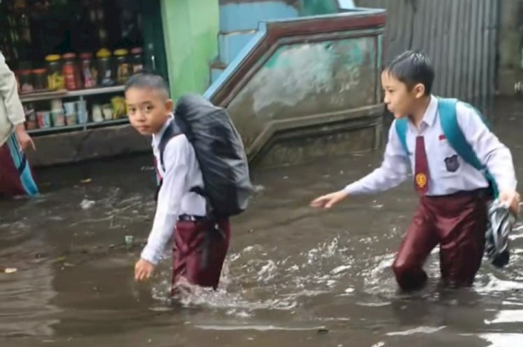  Banjir Yang Merendam Perumahan Warga Tebat Baru Pagar Alam Selatan, kota Pagar Alam, Sumatera Selatan, Rabu (24/4). (Taufik/RMOLSumsel.id)
