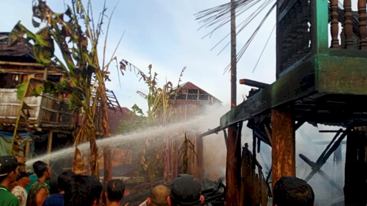 Petugas pemadam sat memadamkan api di Desa Rantau Tenang. (Handout)