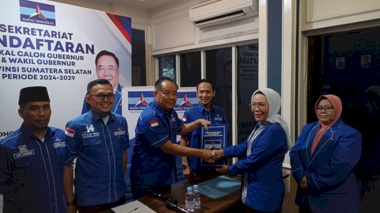  Bendahara DPD Partai Demokrat provinsi Sumatera Selatan (Sumsel) Ir Holda Msi, menjadi kader internal pertama yang mengambil formulir pendaftaran Bakal Calon (Balon) Gubernur Sumsel di partai Demokrat.(Dudy Oskandar/rmolsumsel.id)