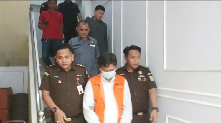 Tersangka Prio Prasetyo saat digiring petugas Kejari Palembang menuju kendaraan untuk dibawa ke Rutan Pakjo Klas I Palembang. (ist/rmolsumsel.id)