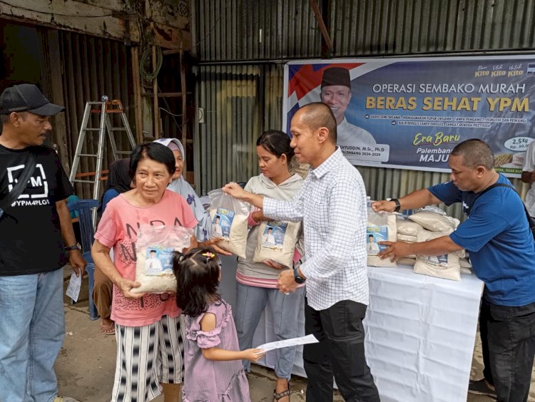 Rektor Universitas Sumatera Selatan, Yudha Pratomo Mahyudin saat menyalurkan beras. (ist/rmolsumsel.id)