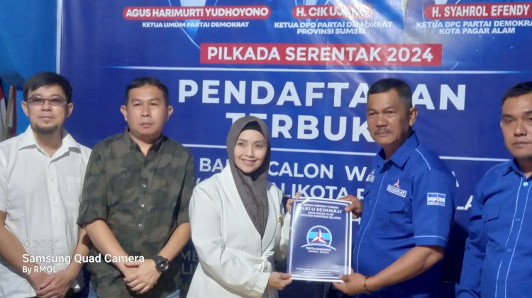 Bertha Edhar ditemani Novirza Djazuli saat mengambil form penjaringan Pilkada di Demokrat Pagar Alam. (taufik/rmolsumsel.id)